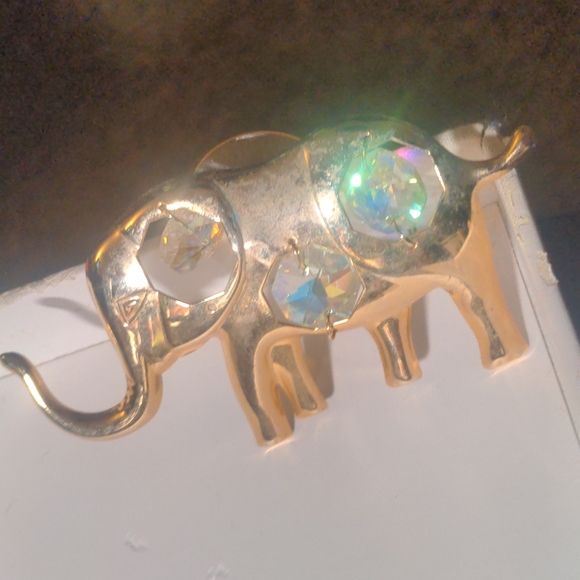 4/10$ ELEPHANT WINDOW DEFECATION WITH HANGING SPARKLY GEMS. - Picture 5 of 6